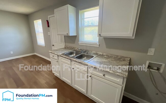 Building Photo - 1614 Buxton Rd