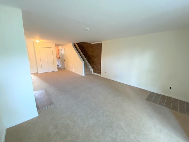 Building Photo - 514 14th St NE