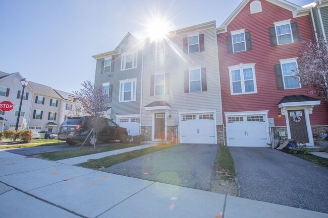 Building Photo - Beautiful 3 BR/2.5 BA Townhome in Brooklyn...