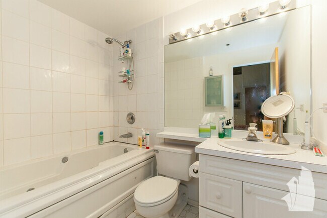 Building Photo - Beautiful 1 Bedroom Condo in West Loop!