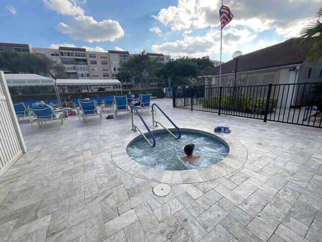 Foto del edificio - 14475 Strathmore Ln