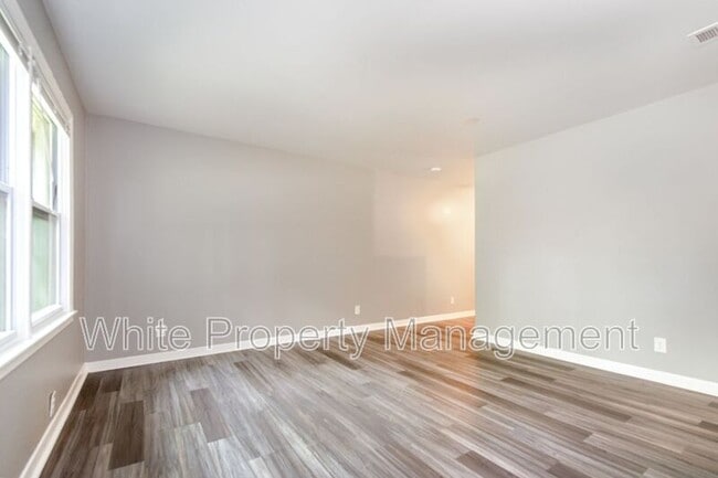 Building Photo - 600 Camrose Dr