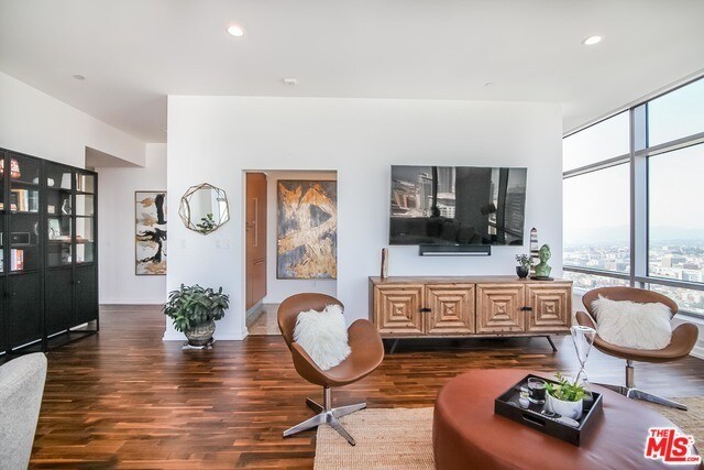 Foto del edificio - 900 W Olympic Blvd