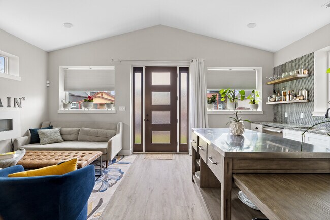 Building Photo - 918 St Peter St