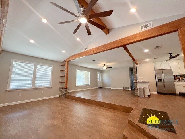 Foto del edificio - Beautiful 3 bedroom home that is centrally...