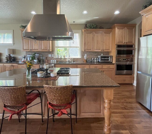 Foto del edificio - Stunning 4,593 SqFt Retreat with Dual Fire...