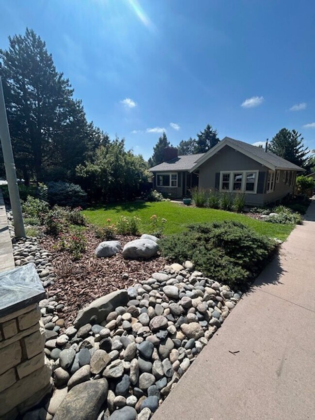 Foto del edificio - One-of-a-Kind Bungalow Oasis on Poly Drive...