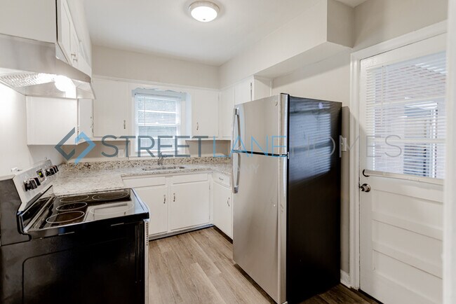 Building Photo - HOLIDAY SPECIAL! SIGN A LEASE BY NOVEMBER ...
