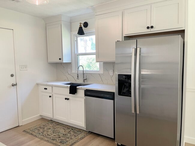 Building Photo - 717 Redwood Park