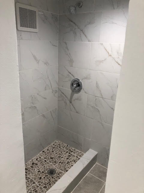 Ducha - 4042 Delta St