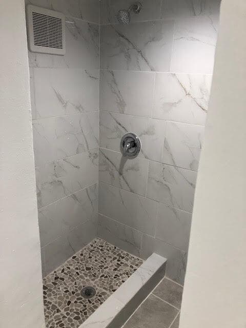 Shower - 4042 Delta St