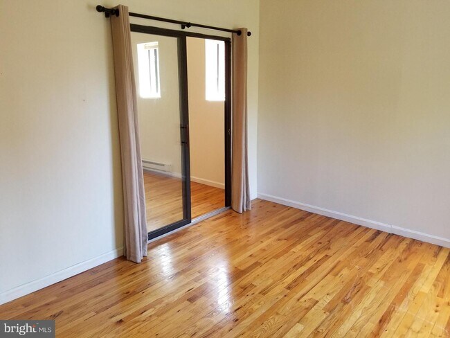 Building Photo - 407 S 10th St