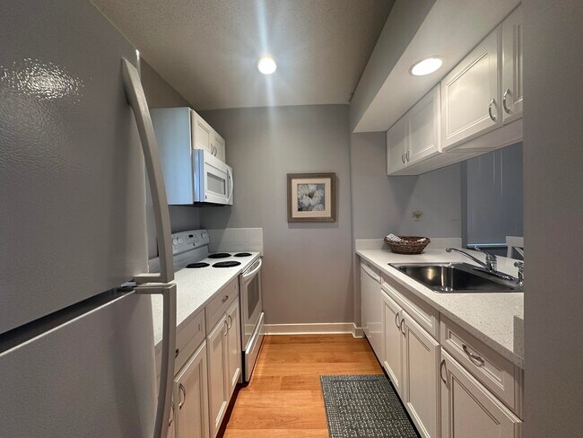 Building Photo - 305 Club Dr