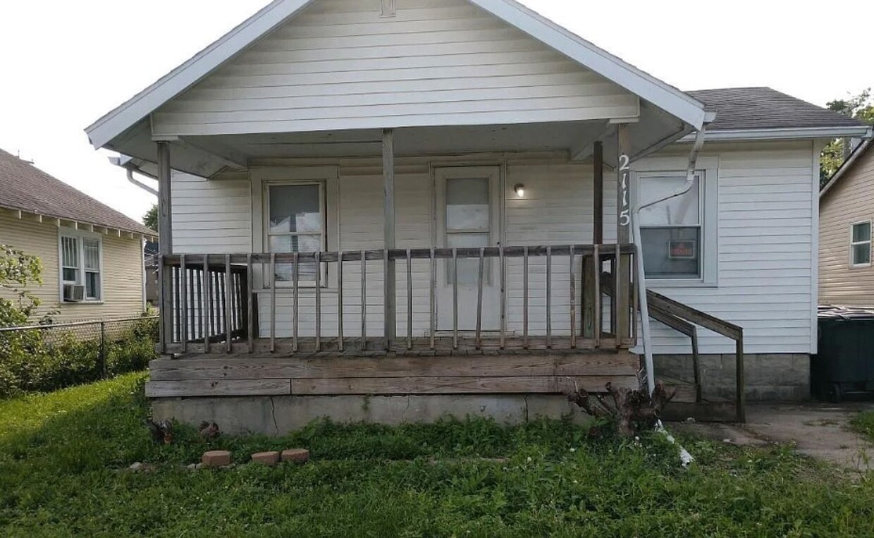 Primary Photo - Spacious 3 Bedroom / 1 Bathroom Home