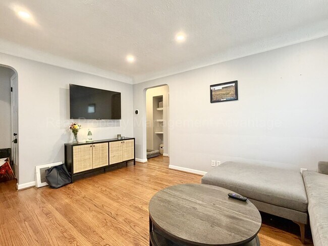 Foto del edificio - Bright and Renovated Near Downtown Royal Oak