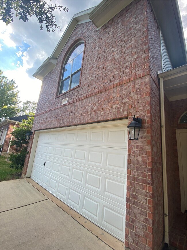 Foto del edificio - 9210 Hidden Lake E Dr