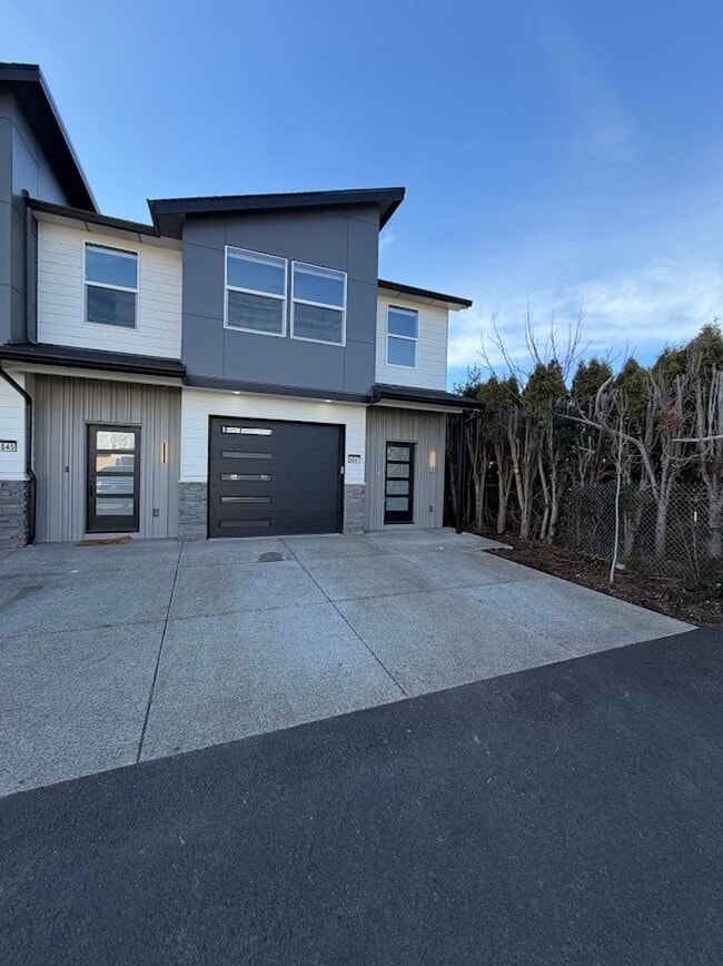 Foto del edificio - Modern Living Duplex in Keizer