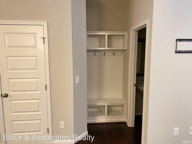 Building Photo - 3 br, 2.5 bath House - 1013 Midtowne Way