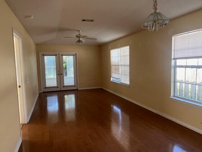 Foto del edificio - 5575 Meadow Creek Pl