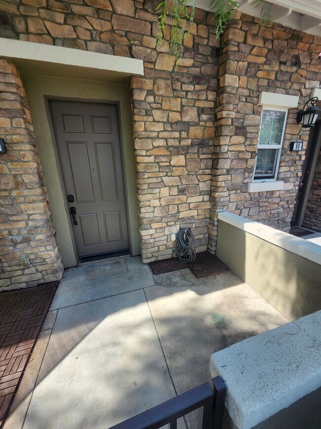 Foto del edificio - Beautiful two-story townhouse in Fontana G...