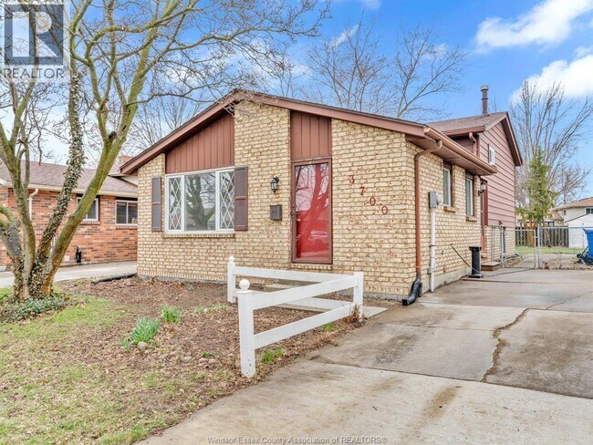Building Photo - 3700 Wildwood Dr