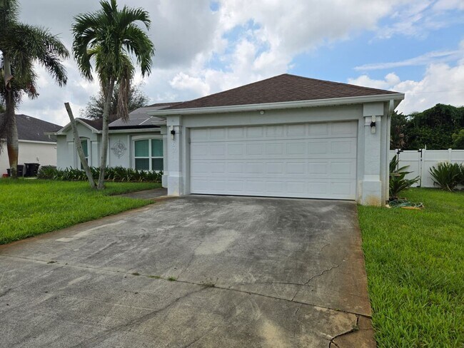 Foto del edificio - Port St. Lucie Single-Family home with Fenced Yard and Pool! FULLY FURNISHED!