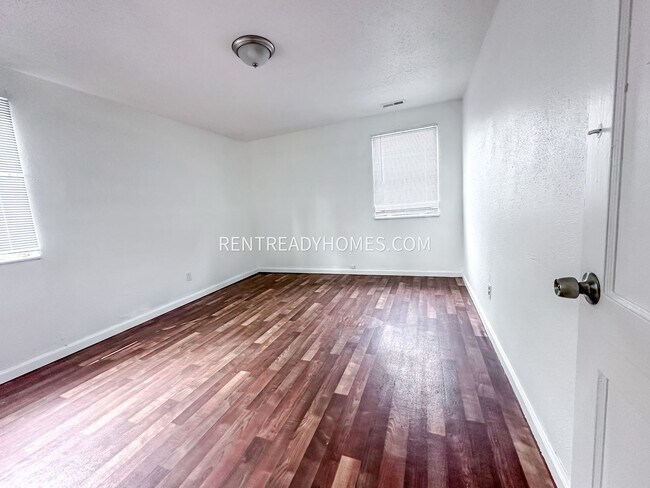 Foto del edificio - 1337 Rayfield Dr