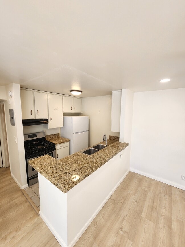 Kitchen - 18645 Hatteras St