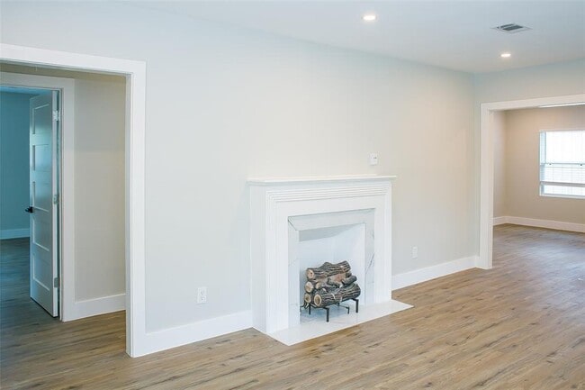 Building Photo - 2301 Albans Rd