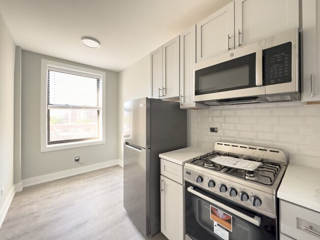 Building Photo - 545 W Belmont Ave