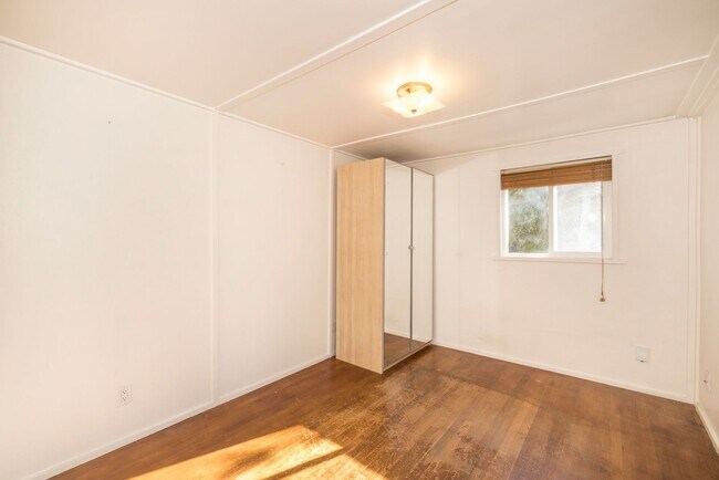 Building Photo - Charming 2 Bed/1 Bath Cottage w/ In-Unit L...