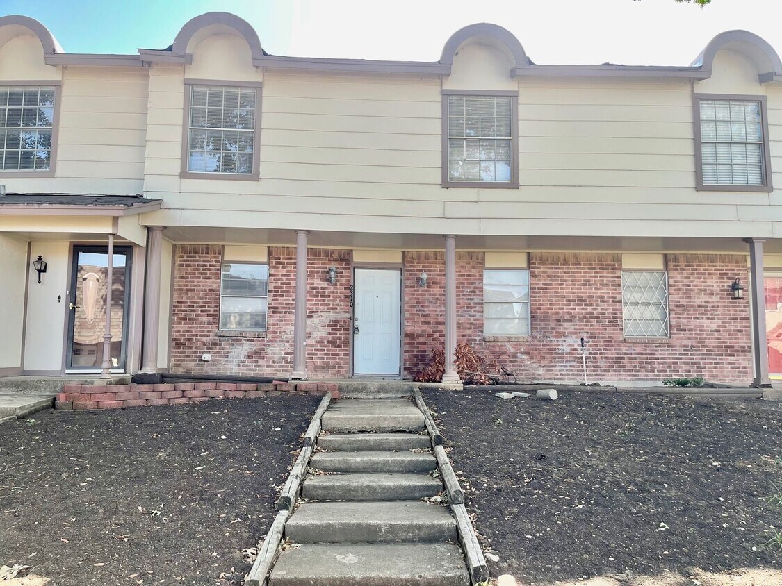 Primary Photo - Nice Townhome in Arlington