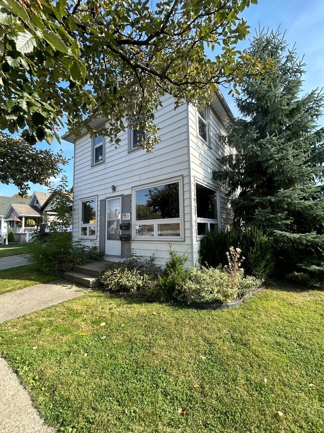 Building Photo - 483 Wellington St