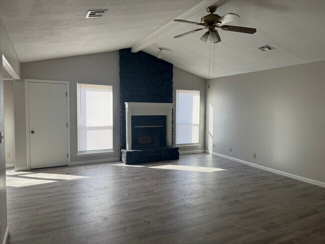 Foto del edificio - 1716 N Butternut Ave