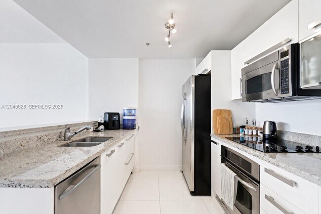 Foto del edificio - 601 NE 36th St