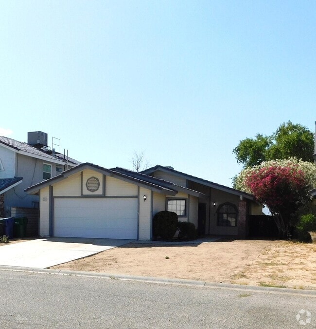 Building Photo - 21253 Windsong St