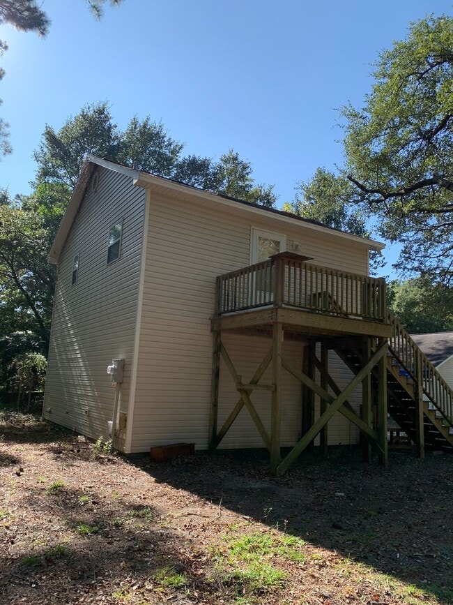 Building Photo - 1 Bedroom, 1 Bathroom House w/Garage Avail...
