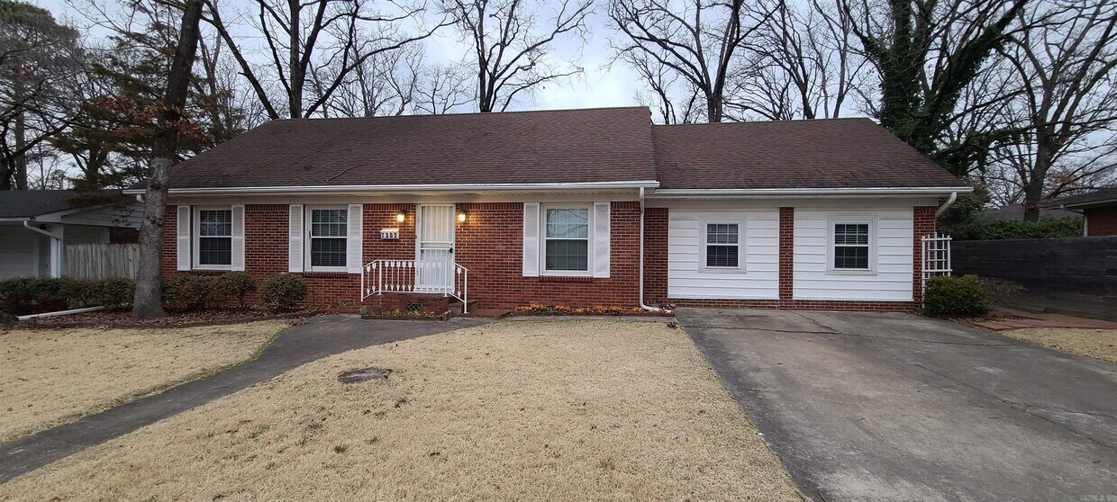 Foto principal - 7302 Woodside Ln