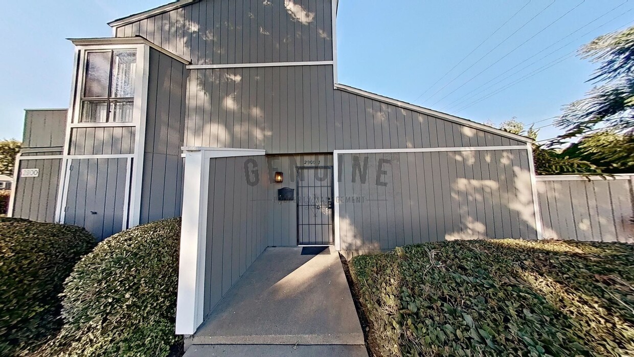 Foto principal - 2 Bedroom- Two Story - Updated Townhome in...