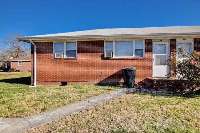 Building Photo - 936-938 Schumann Dr