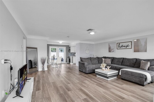 Foto del edificio - 3420 SW 16th St