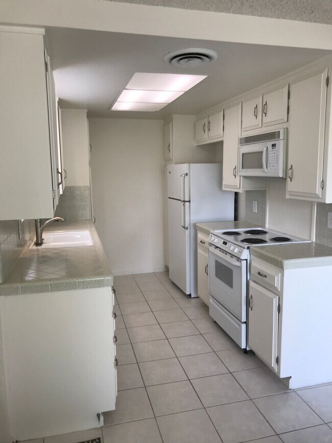 Foto del edificio - La Canada Townhome Quiet Community 2 Bedroom