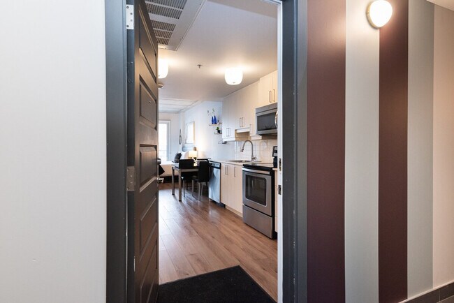 Building Photo - 201 Rue Sainte-Catherine E