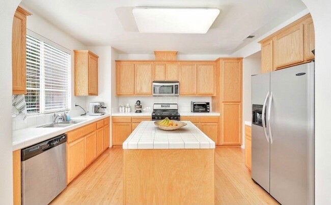 Building Photo - Perfectly Located 4 Bed, 3 Bath End Unit S...