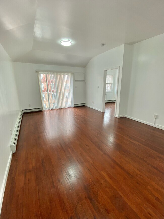 Spacious living room - 8492 127th St