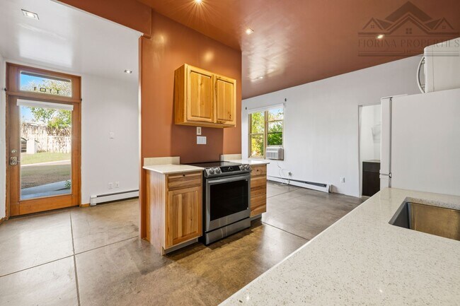 Building Photo - Stunning Midtown Loft