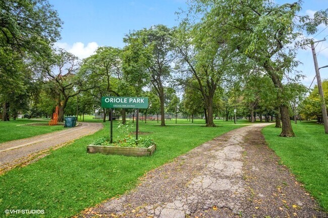 Foto del edificio - 7537 W Higgins Rd