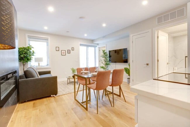 Building Photo - 1520 Av des Pins O