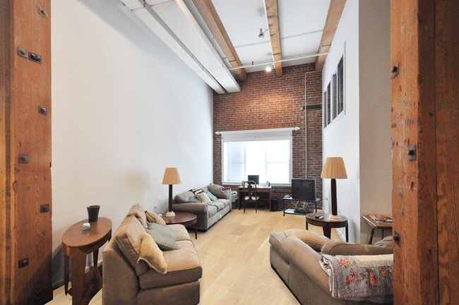 Building Photo - 15 Sleeper St