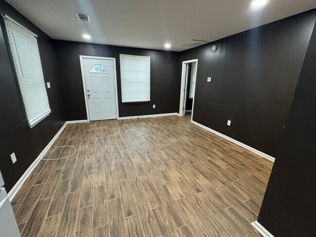 Building Photo - 1555 Swan Ave